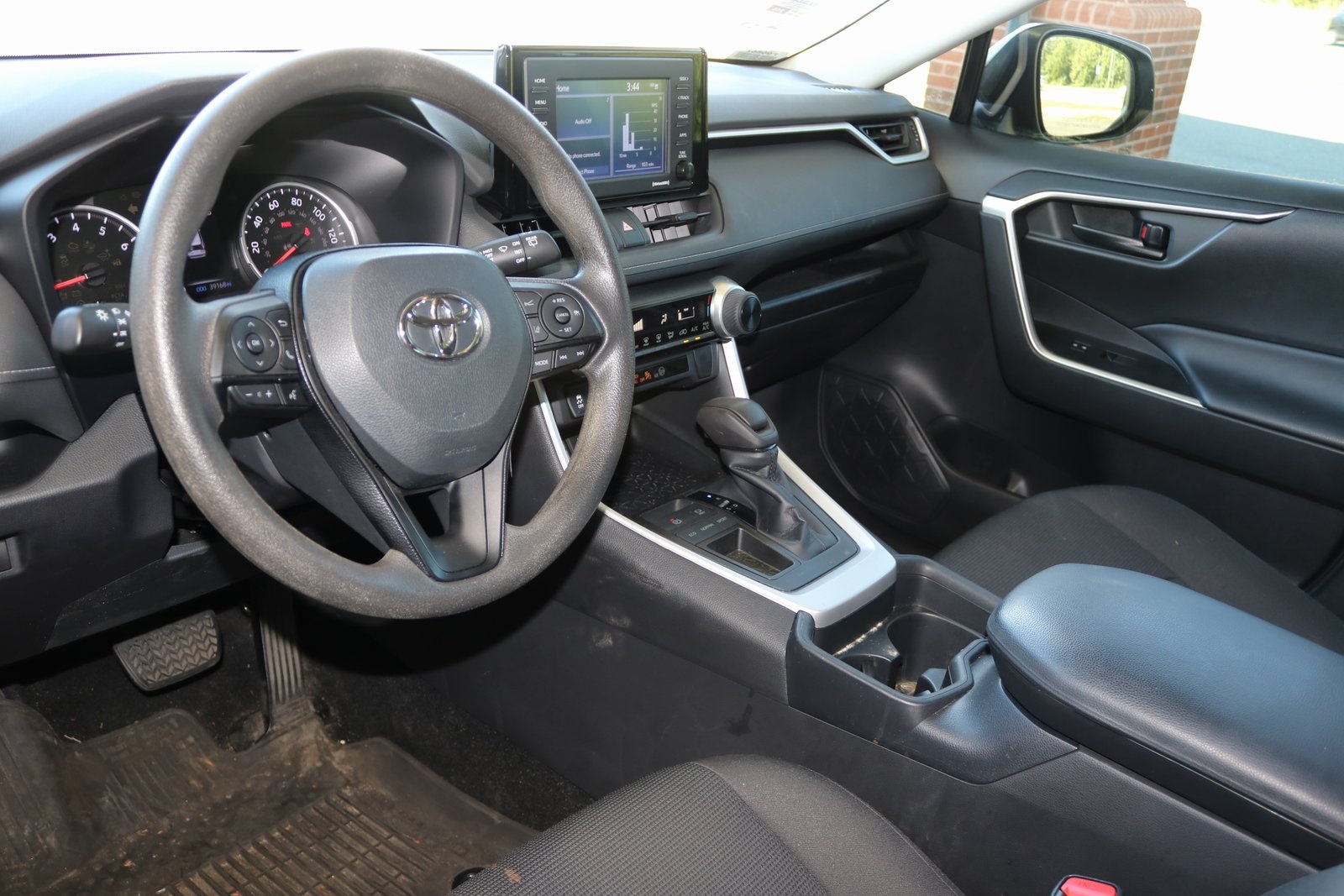 2020 Toyota RAV4 LE photo 19