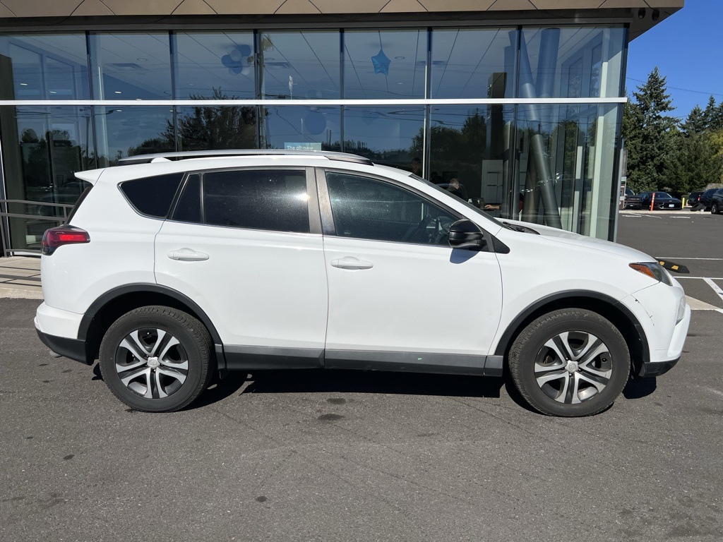 2016 Toyota RAV4 LE photo 6