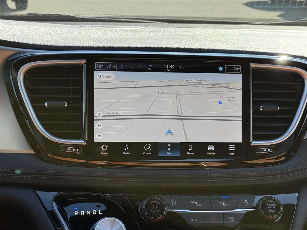 2026 Chrysler Pacifica Pinnacle photo 2