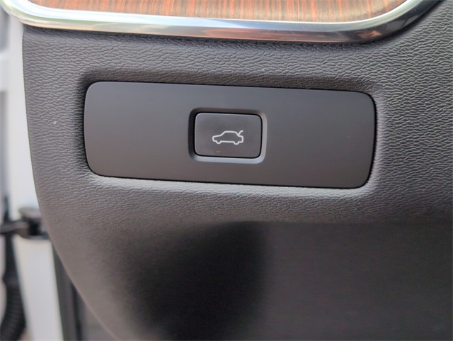 2023 Volvo XC60 B5 Ultimate photo 30
