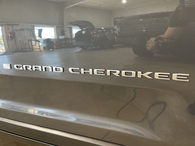 2025 Jeep Grand Cherokee Laredo photo 7