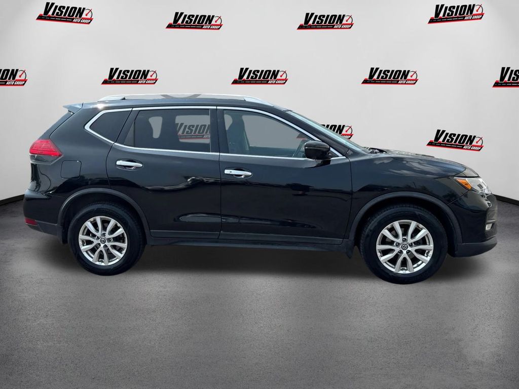 2017 Nissan Rogue SV photo 4