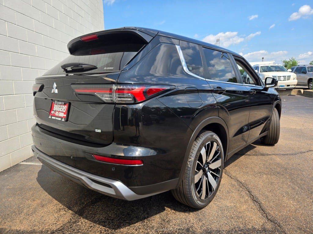 2025 Mitsubishi Outlander SE photo 2