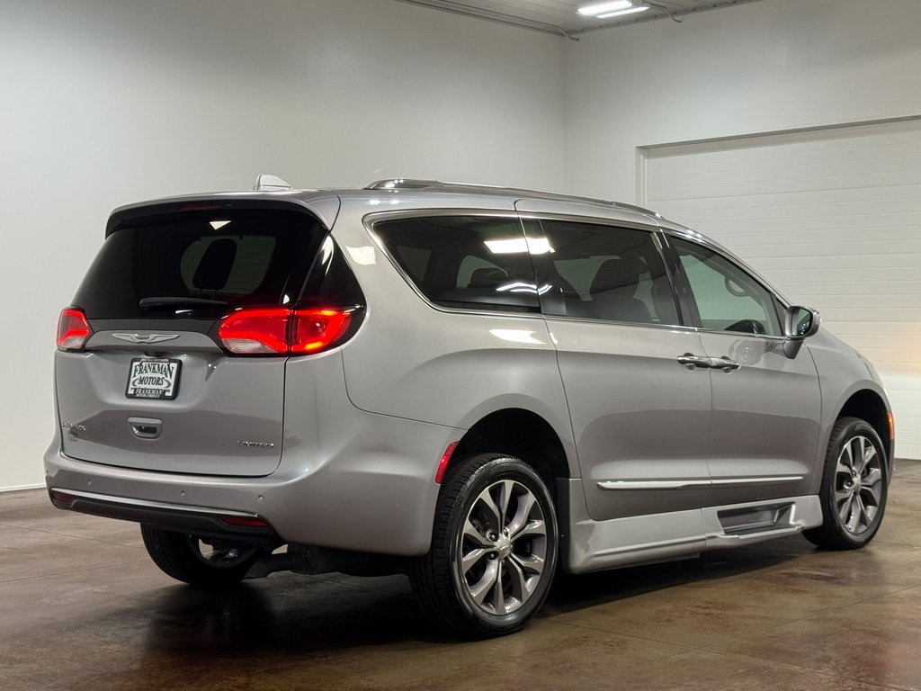 2018 Chrysler Pacifica Limited photo 2
