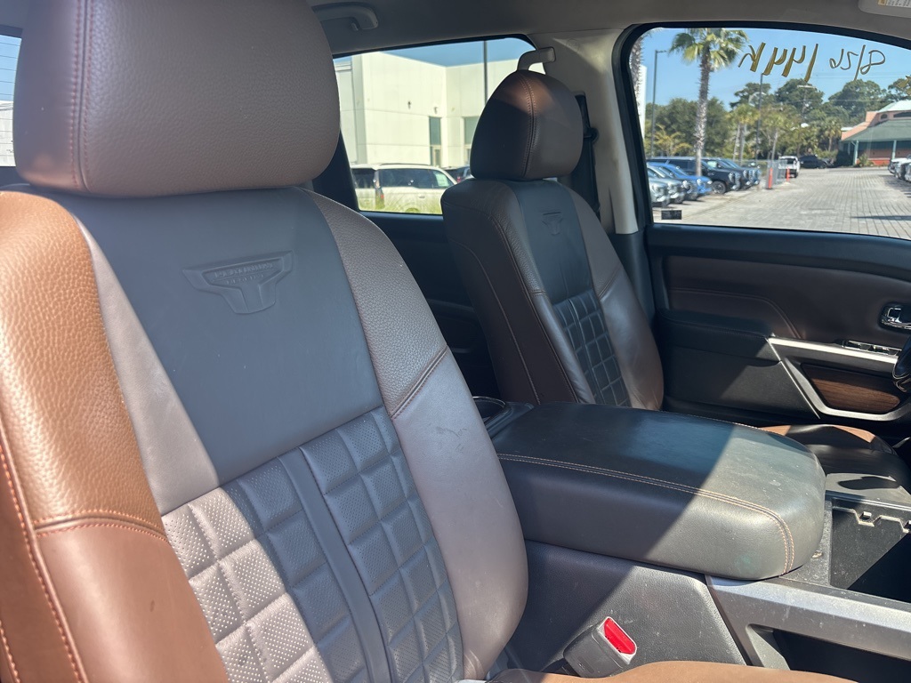 2016 Nissan Titan Crew Cab Platinum Reserve photo 27