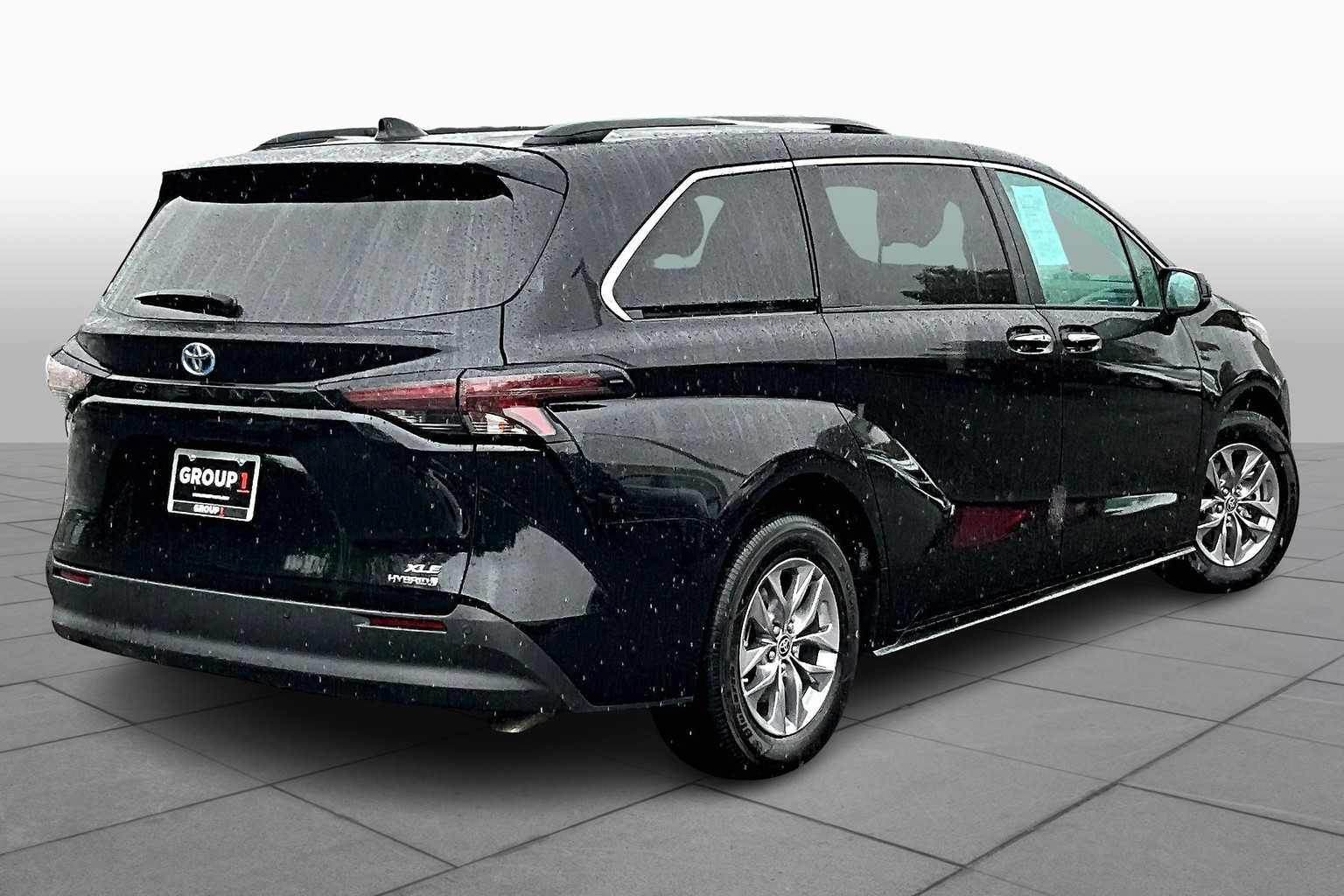 2024 Toyota Sienna XLE photo 12