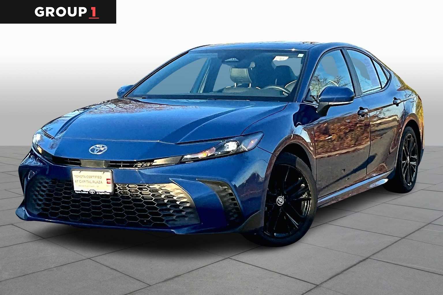 2025 Toyota Camry SE's photo