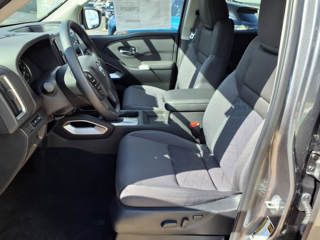 2025 Nissan Frontier SV Crew Cab photo 3