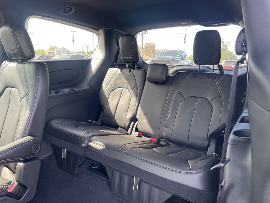 2025 Chrysler Pacifica photo 32
