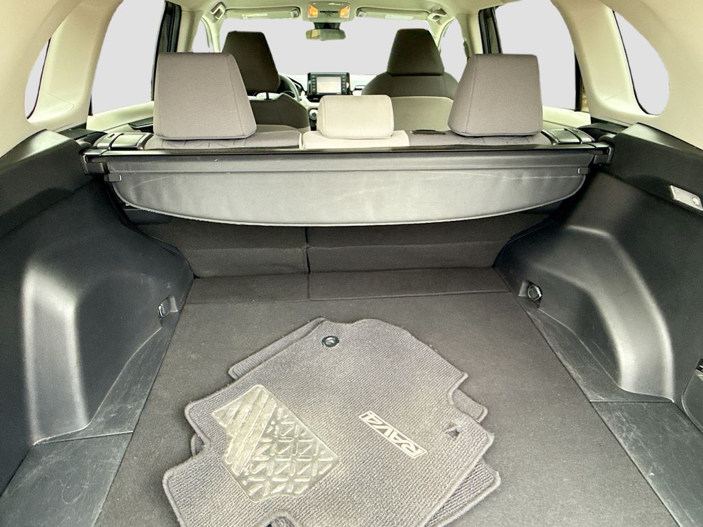 2020 Toyota RAV4 XLE photo 20