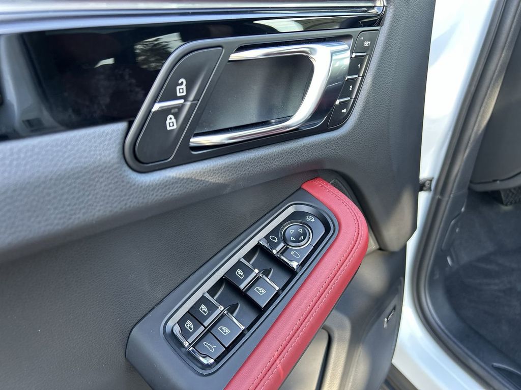 2025 Porsche Macan Base photo 17