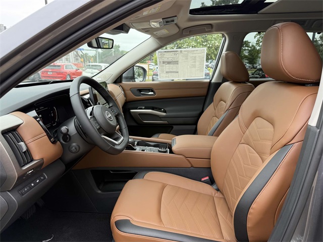 2025 Nissan Pathfinder Platinum photo 12