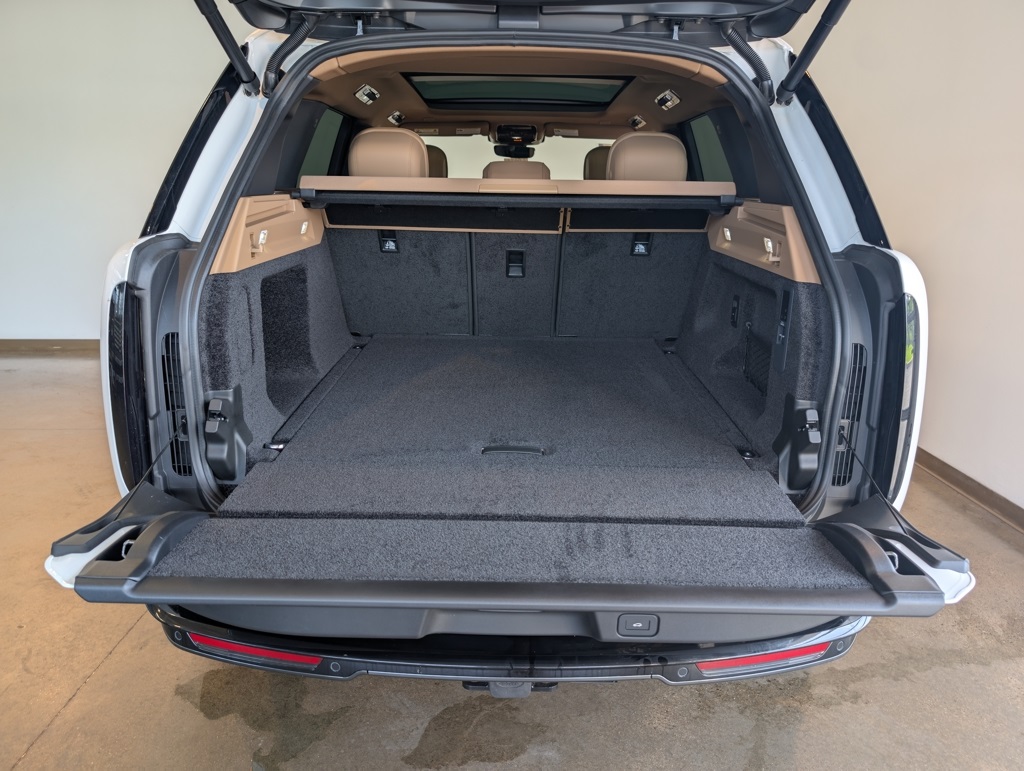 2025 Land Rover Range Rover SE photo 3
