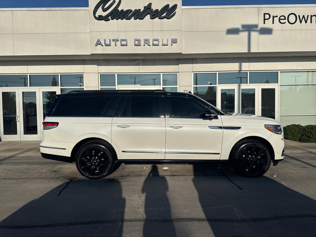 2023 Lincoln Navigator Black Label photo 2