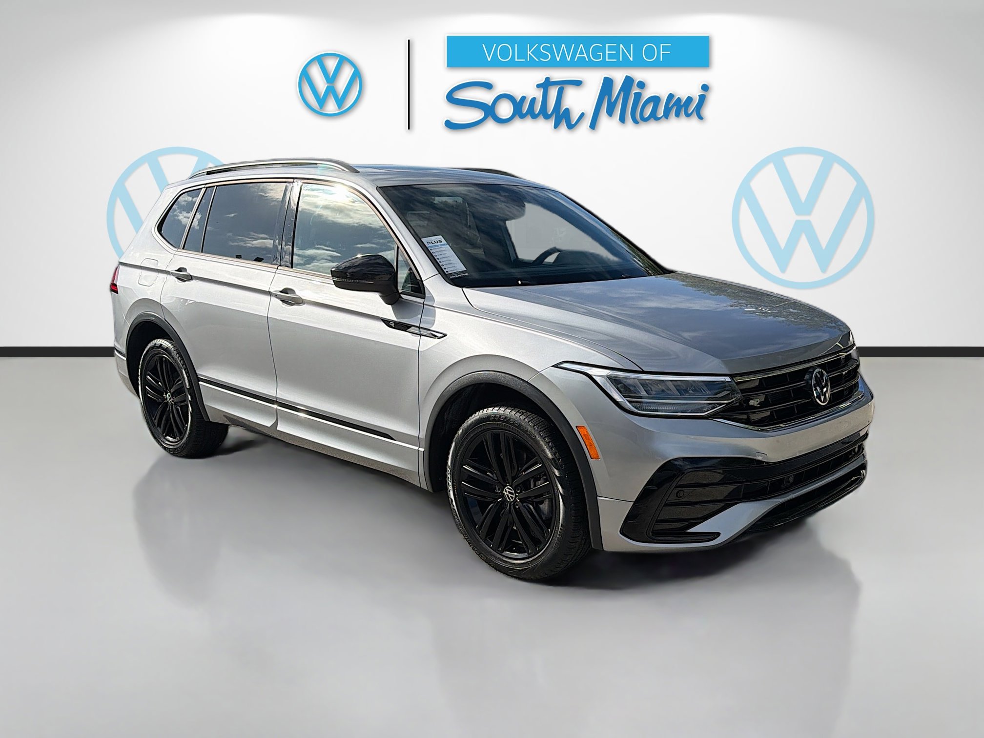 2022 Volkswagen Tiguan SE R-LINE BLACK's photo