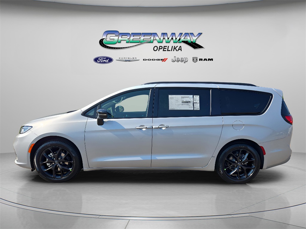 2026 Chrysler Pacifica photo 4