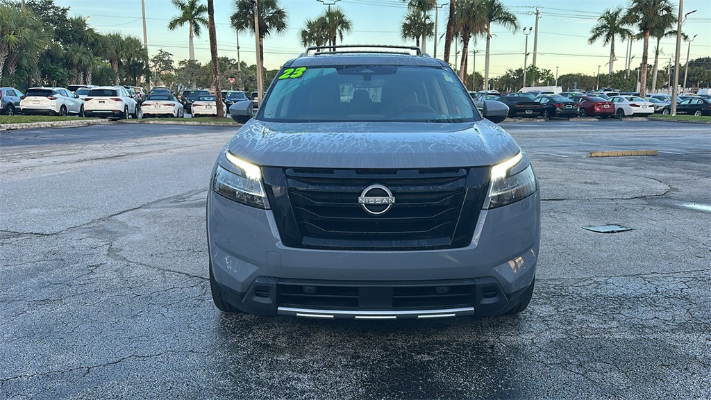2023 Nissan Pathfinder Platinum photo 2