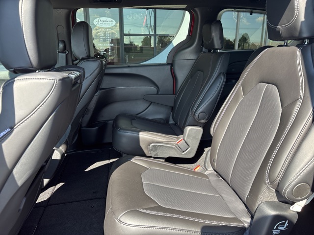 2025 Chrysler Pacifica photo 15