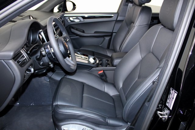 2025 Porsche Macan T photo 4