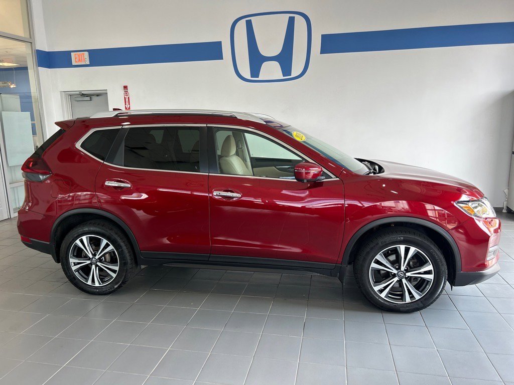2019 Nissan Rogue SV photo 3