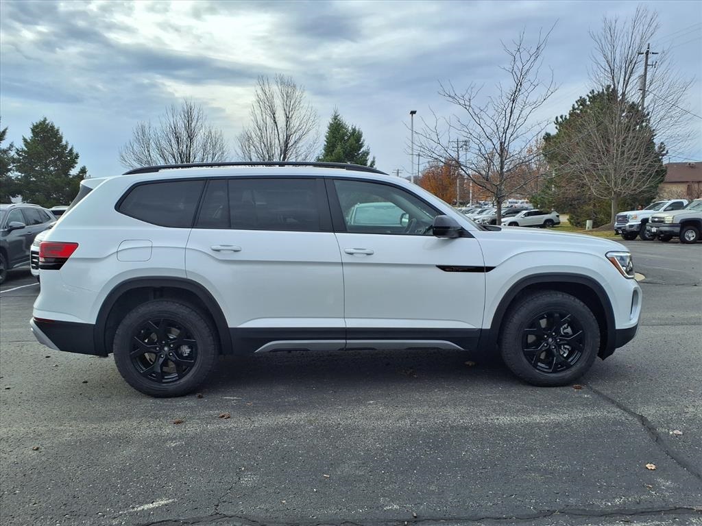 2026 Volkswagen Atlas Peak Edition SE photo 2