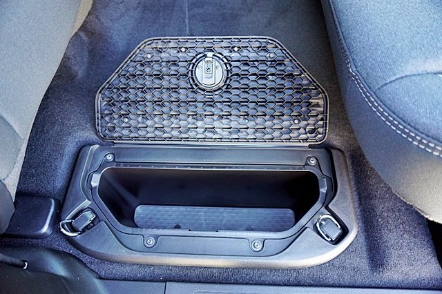 New 2025 Diamond Black Crystal Pearl-Coat Exterior Paint RAM Big Horn/Lone Star image 23