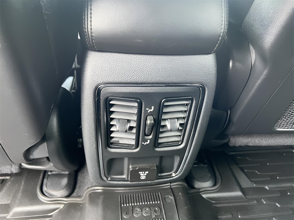 2020 Jeep Grand Cherokee Altitude photo 28