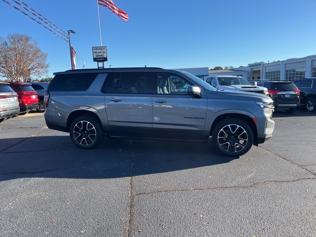 2022 Chevrolet Suburban RST photo 2