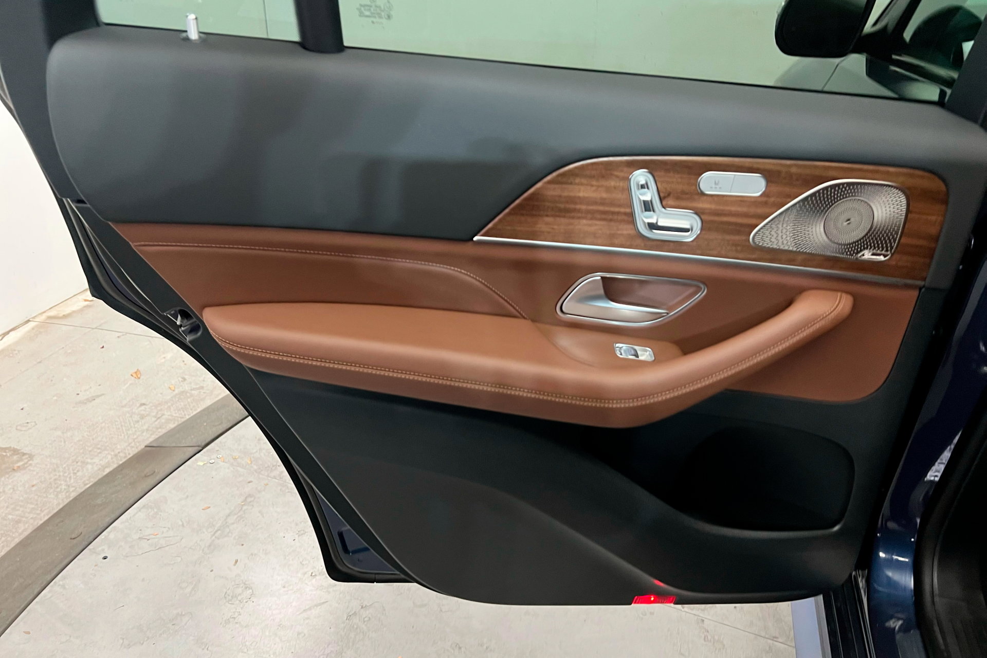 2025 Mercedes Benz GLS 450 4MATIC photo 18