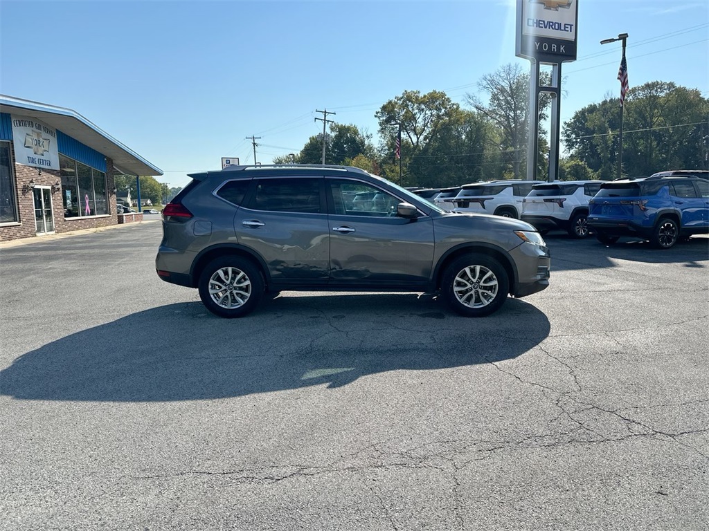 2017 Nissan Rogue SV photo 18