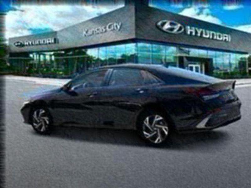 2025 Hyundai Elantra SEL Sport photo 3