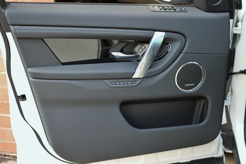 2025 Land Rover Discovery Sport S photo 8