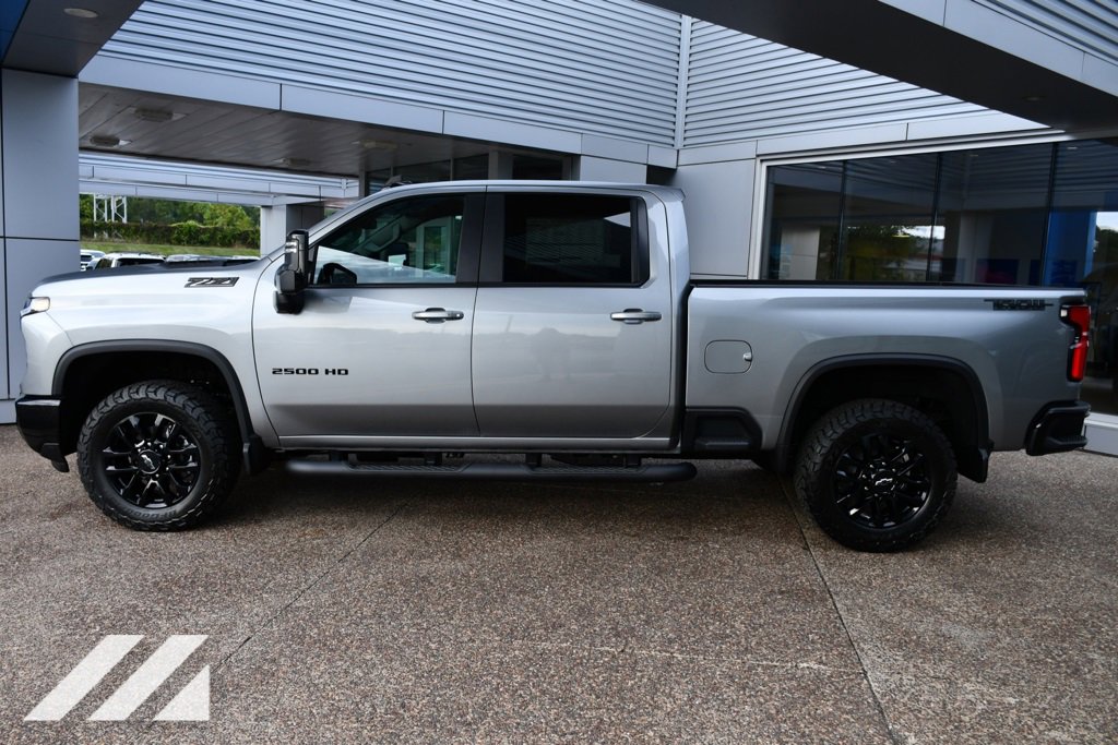 2025 Chevrolet Silverado 2500HD LT photo 3
