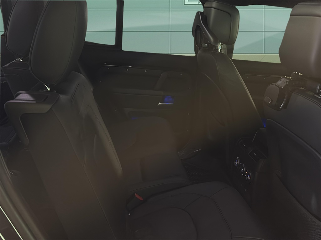 2025 Land Rover Defender 130 X-Dynamic SE photo 11