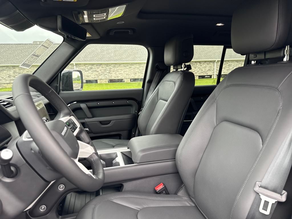 2025 Land Rover Defender 130 X-Dynamic SE photo 11