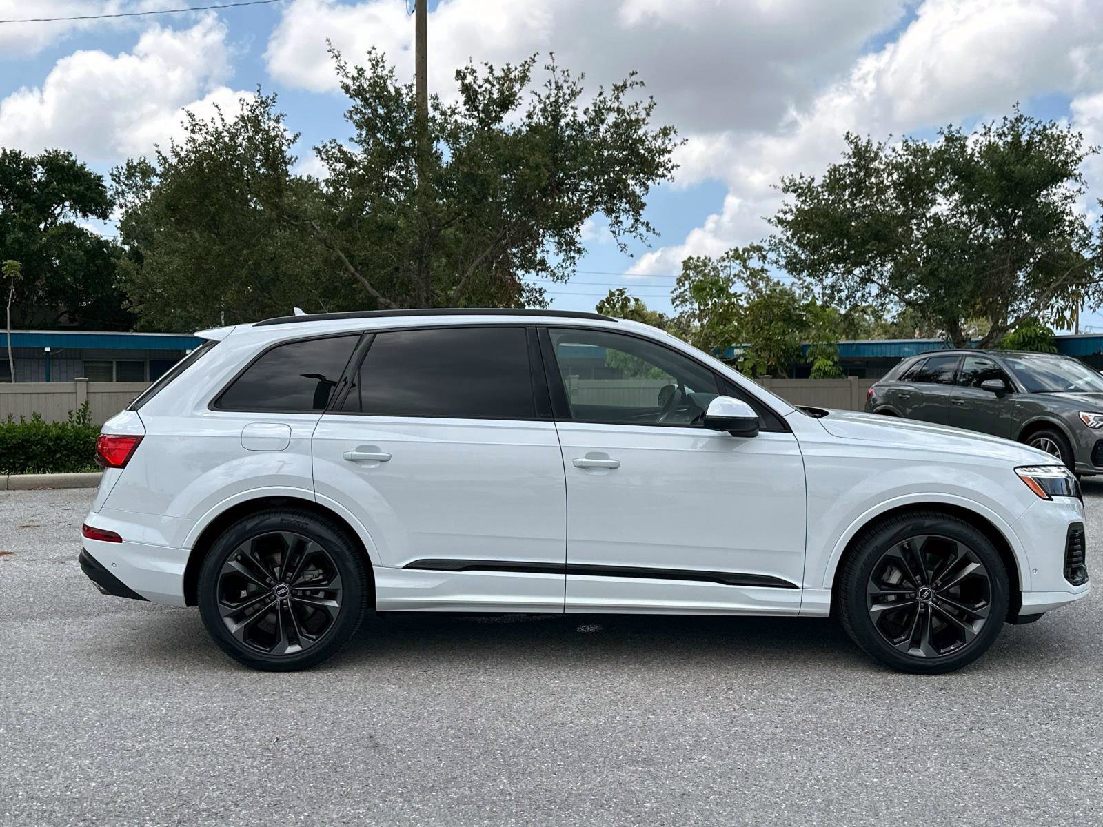 2025 Audi Q7 55 Prestige photo 2