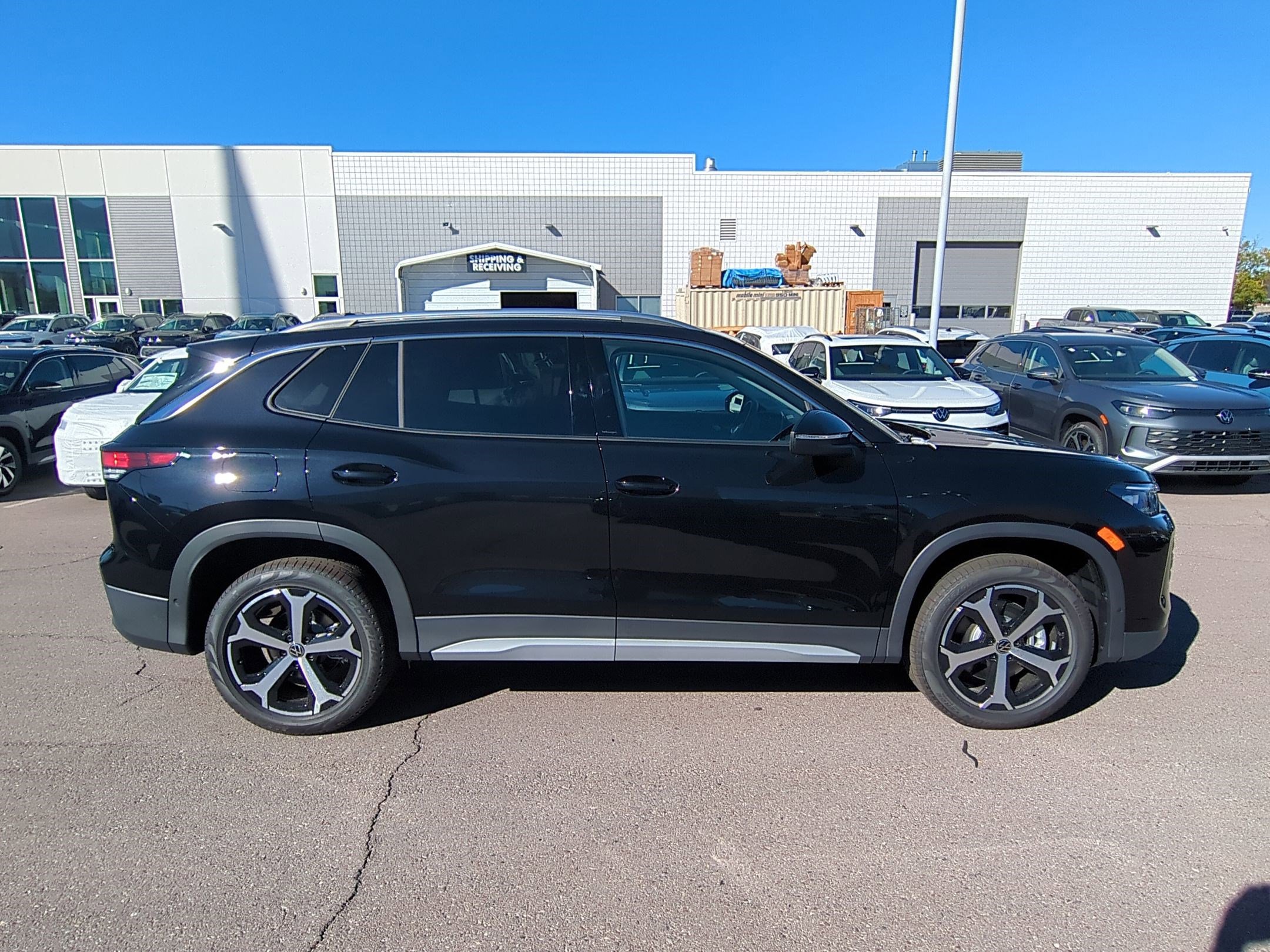 2025 Volkswagen Tiguan SE photo 2