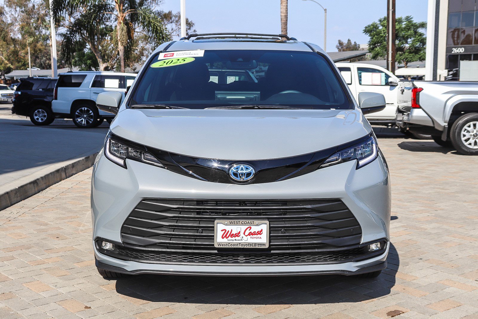 2025 Toyota Sienna Woodland Edition photo 2