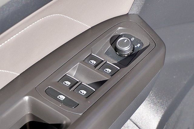 Used 2022 Silver Volkswagen 3.6L V6 SE w/Technology image 25