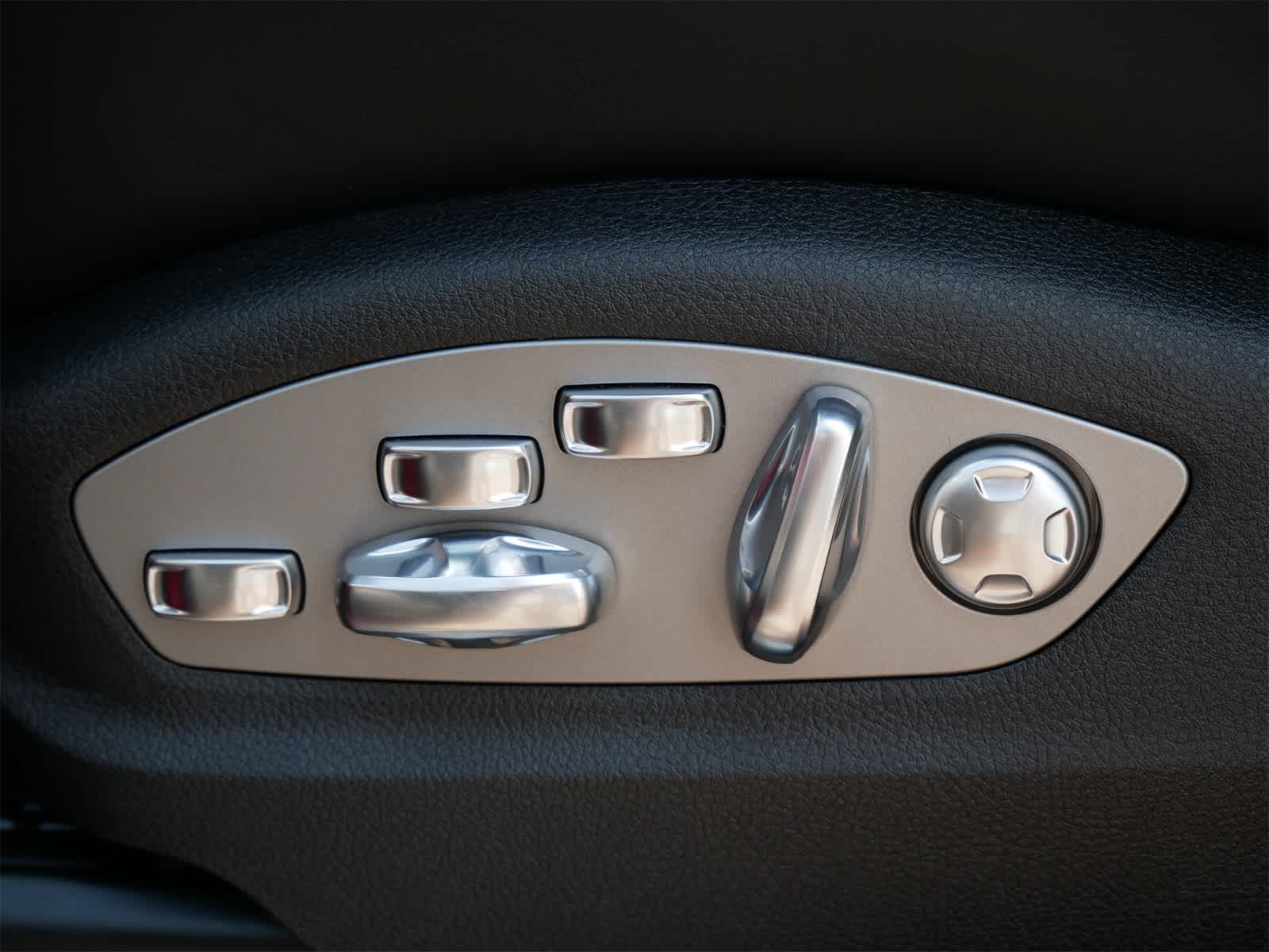 2025 Porsche Macan S photo 11