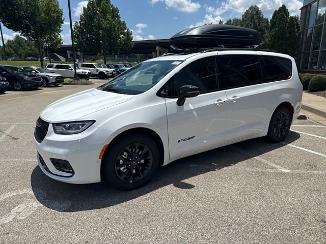 2025 Chrysler Pacifica Select's photo