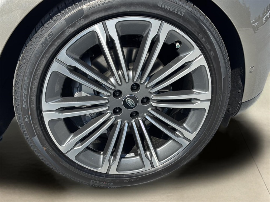 2025 Land Rover Range Rover SE photo 9