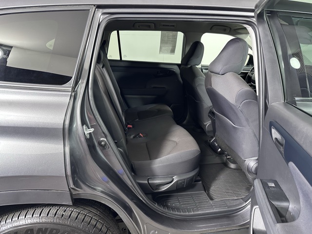 2022 Toyota Highlander LE photo 11