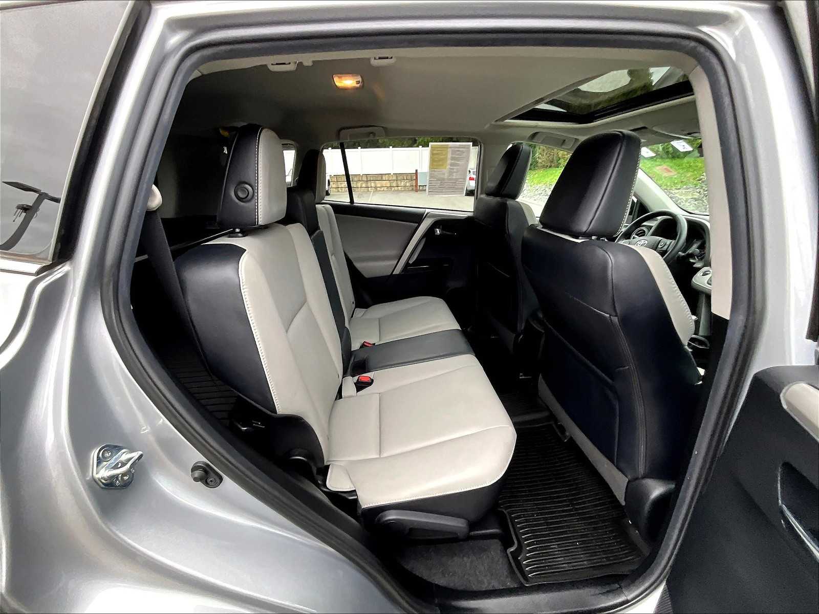 2018 Toyota RAV4 Limited photo 15