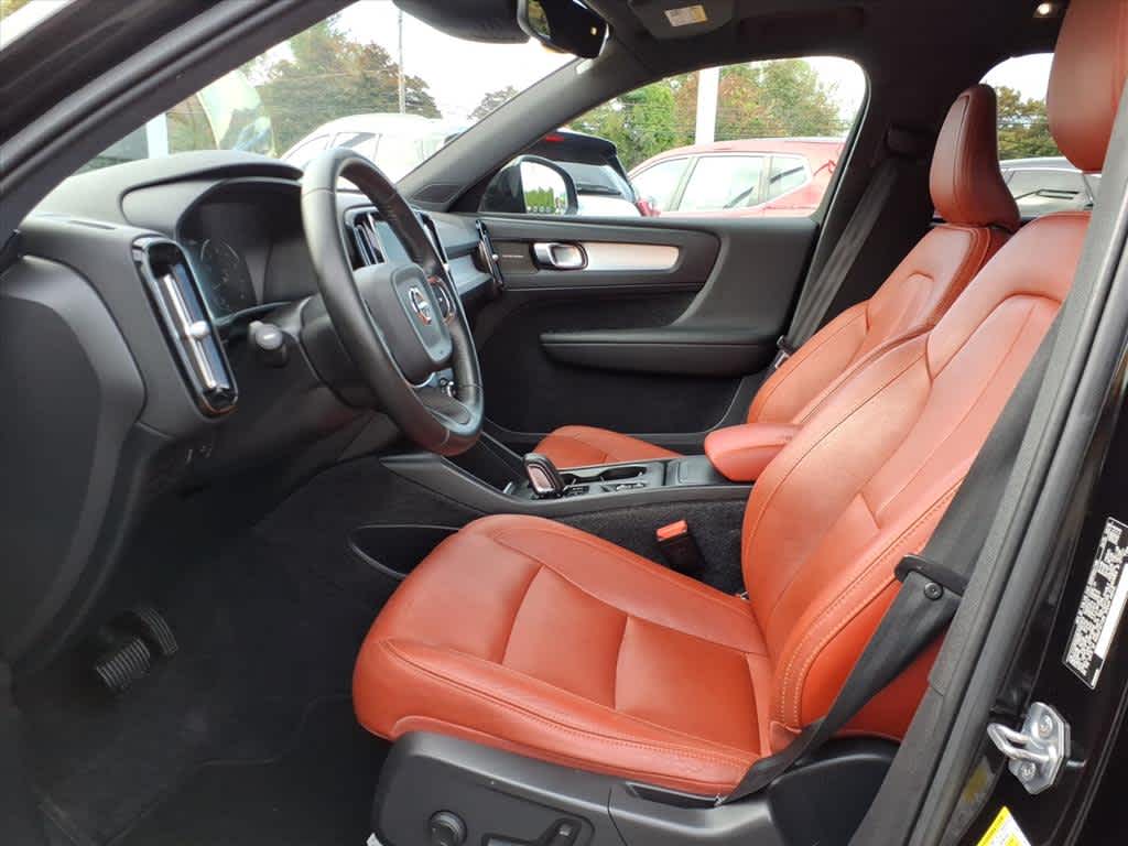 2019 Volvo XC40 R-Design Momentum photo 6
