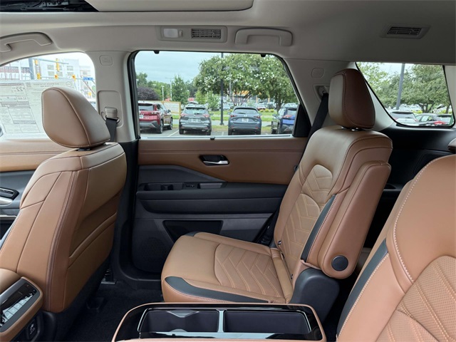 2025 Nissan Pathfinder Platinum photo 16