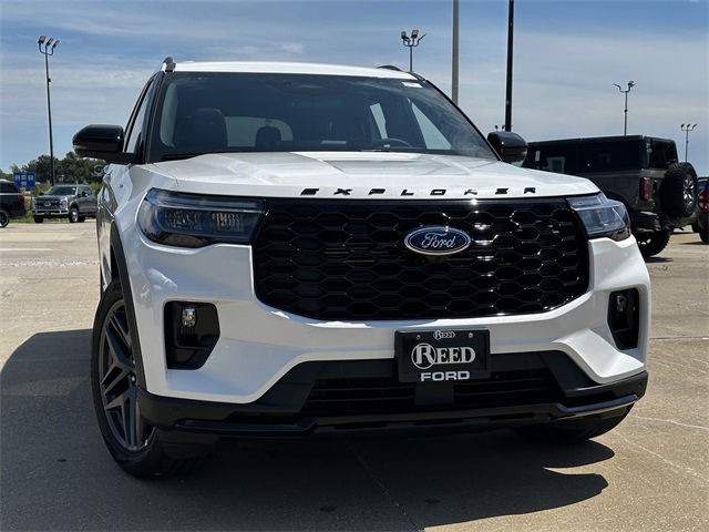 2025 Ford Explorer ST-Line photo 2