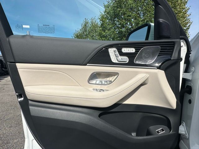 2026 Mercedes Benz GLS 450 4MATIC photo 12