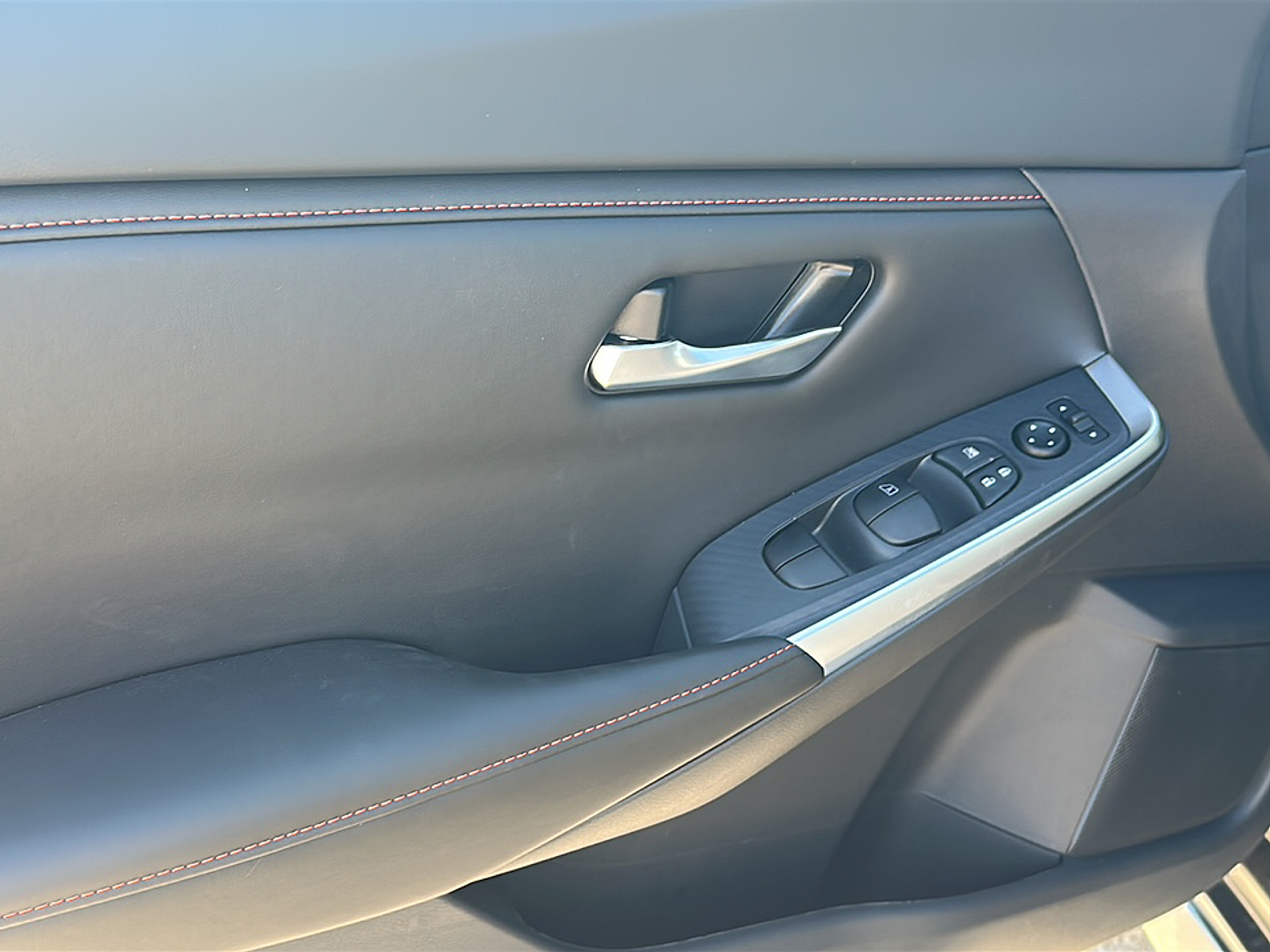 2025 Nissan Sentra SR photo 3