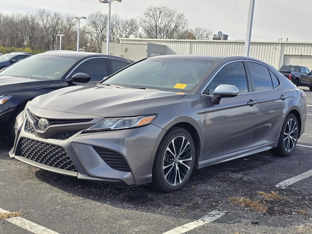 2018 Toyota Camry SE photo 3
